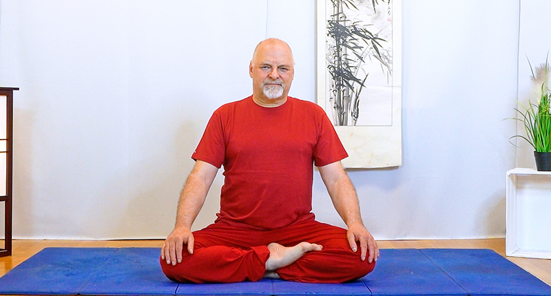 Ideale Ausgangsstellung für die Meditation ist zum Beispiel Siddhasana